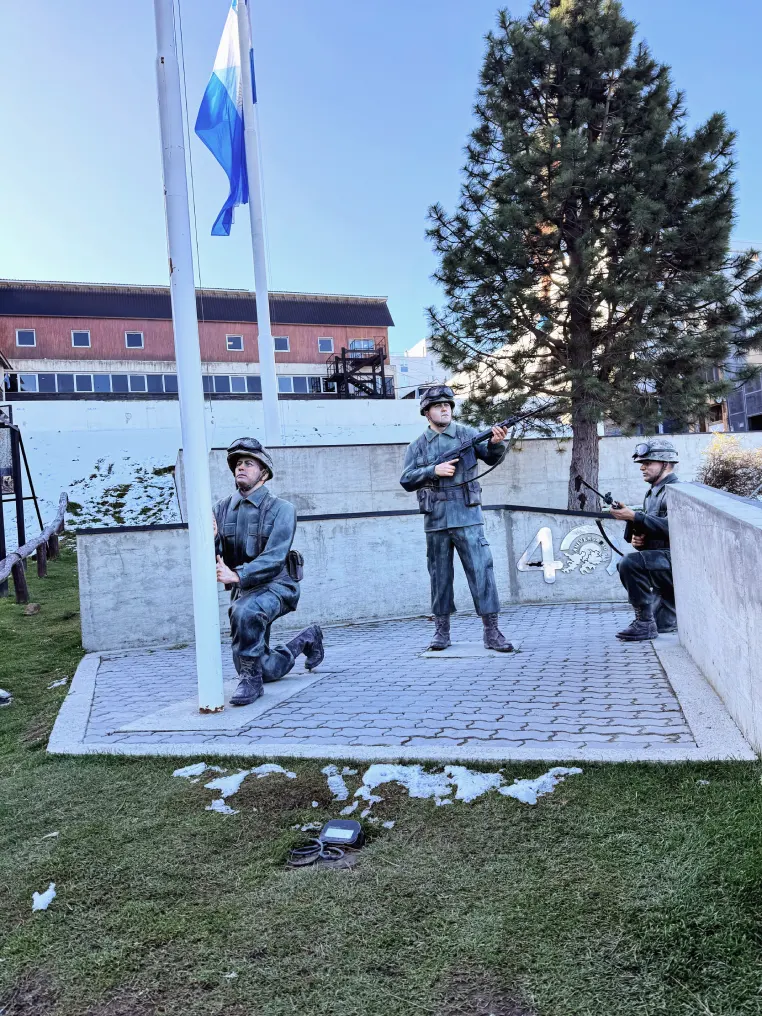 ushuaia - estátuas de soldados