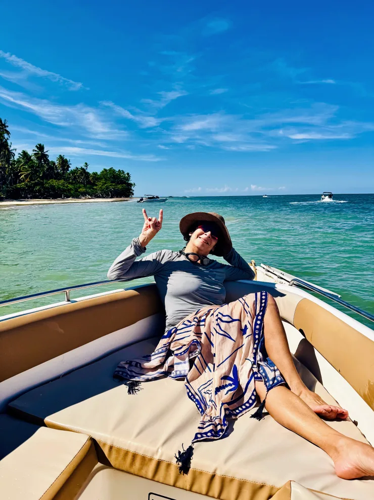 Passeio de lancha em Morro de São Paulo com mar azul e ilhas ao fundo