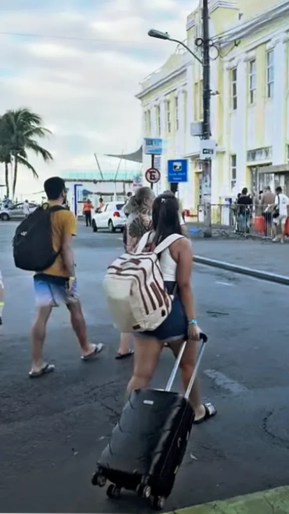 Viajantes com malas no Terminal Náutico de Salvador para seguir viagem até Morro de São Paulo