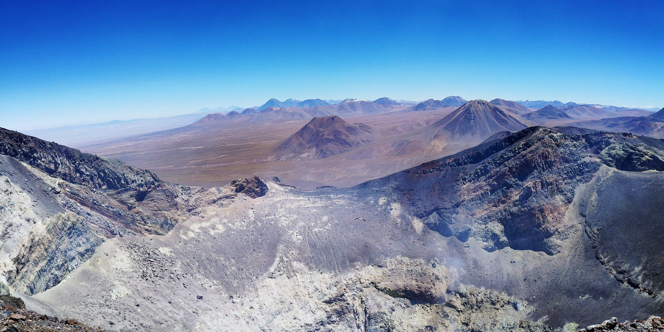 Vista do alto do vulcão Lascar