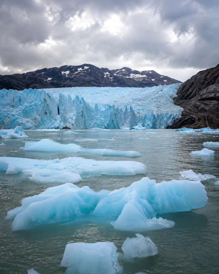 Glaciar Grey com blocos de gelo flutuando no Lago Grey, na Patagônia Chilena