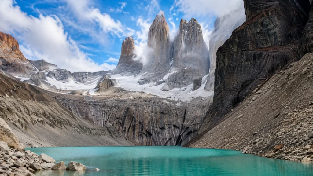 Paisagem da Patagônia Chilena com lago glacial azul e montanhas nevadas ao fundo