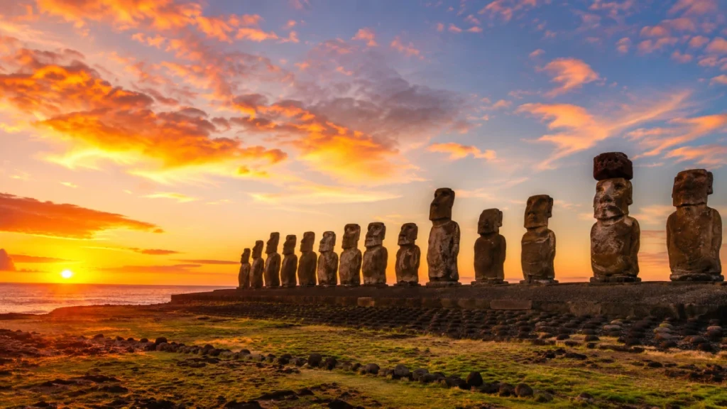 Moais de Ahu Tongariki ao nascer do sol em Rapa Nui, na Ilha de Páscoa