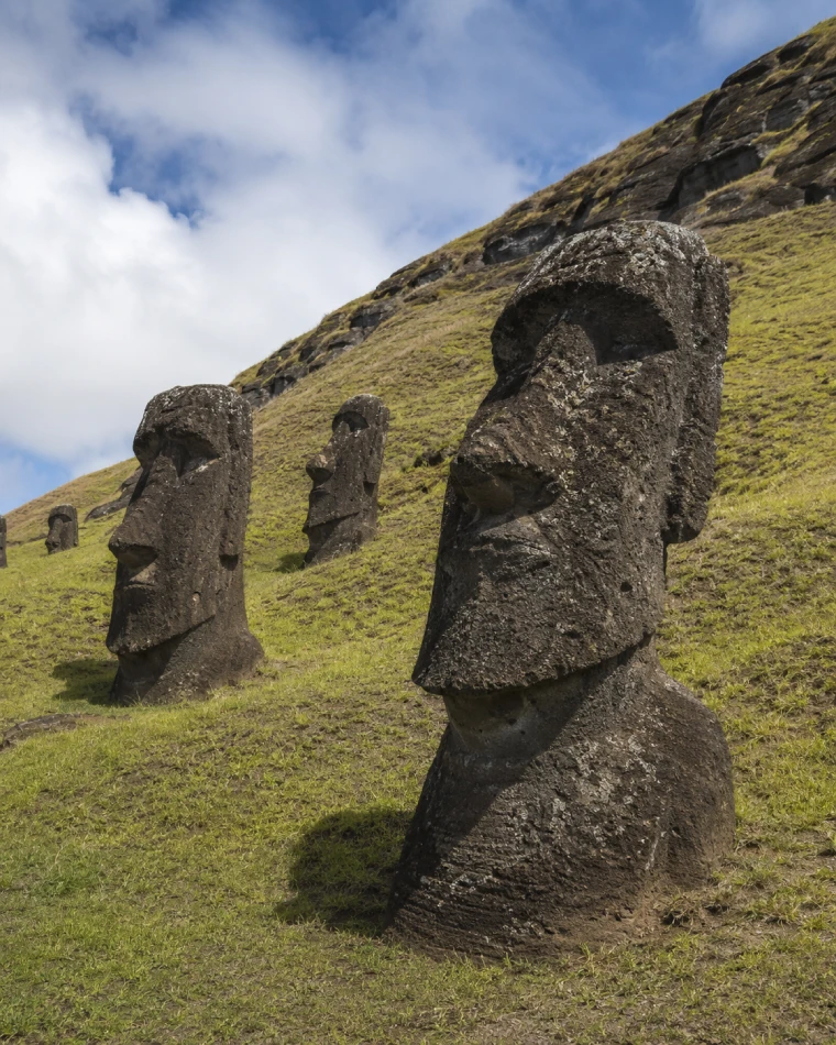 Moais em Rano Raraku, em Rapa Nui Moais parcialmente enterrados em Rano Raraku, em Rapa Nui, na Ilha de Páscoa