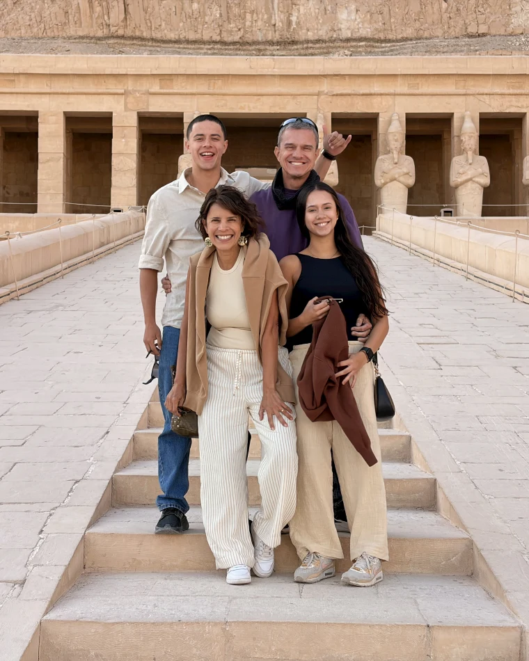 Viagem em família Egito2 Família no Templo de Hatshepsut em Luxor, no Egito