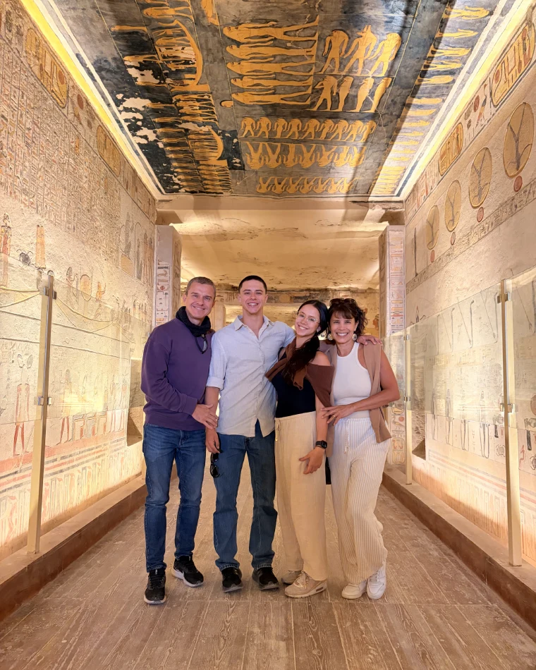 Viagem em família Egito3 Família dentro de uma tumba no Vale dos Reis, em Luxor