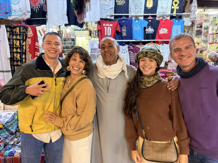 Viagem em família Egito4 Família com vendedor em mercado no Egito