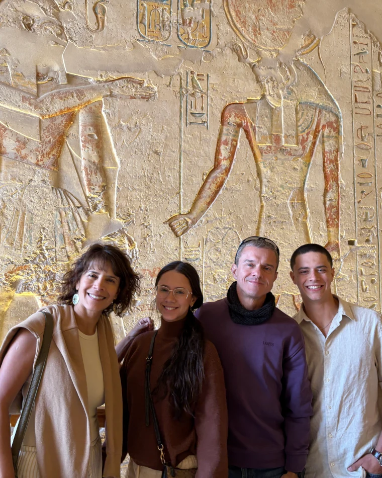 Viagem em família Egito5 Família diante de relevo egípcio em Luxor, no Egito